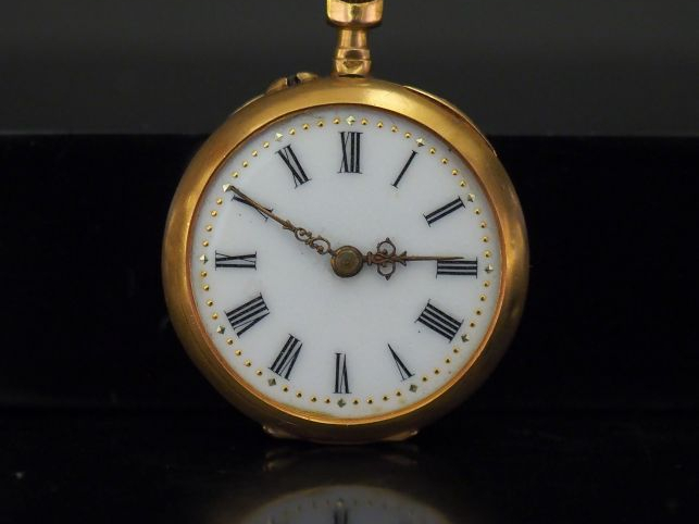 Petite montre de col de style Louis XVI en or jaune. Cadran à chiffres