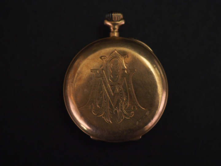 	Montre de col en or jaune. Cadran rond à chiffres romains pour les he
