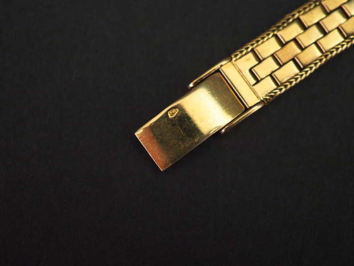 LIP Montre bracelet de dame, boitier et bracelet en or jaune.  Cadran 