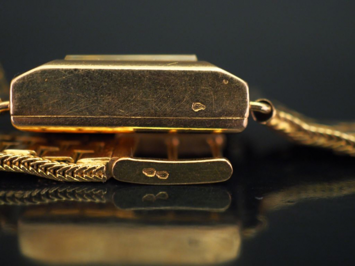 LIP Montre bracelet de dame, boitier et bracelet en or jaune.  Cadran 