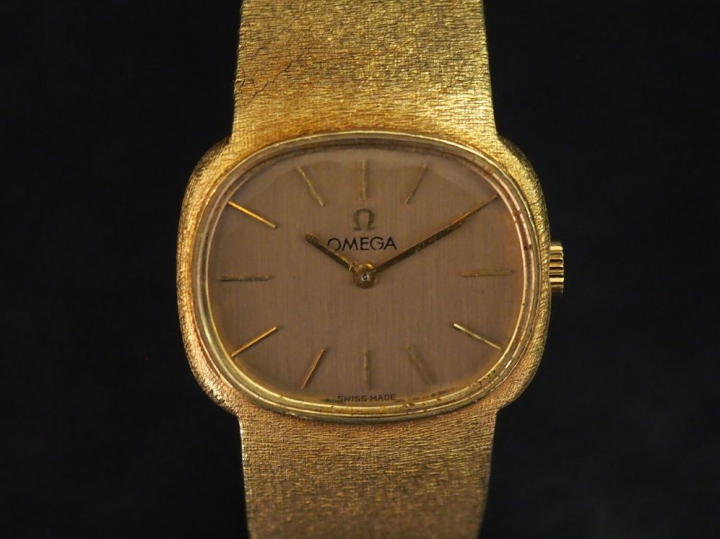 OMEGA Montre bracelet, boiter et bracelet en or jaune. Cadran à bord a