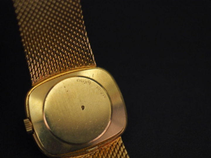 OMEGA Montre bracelet, boiter et bracelet en or jaune. Cadran à bord a