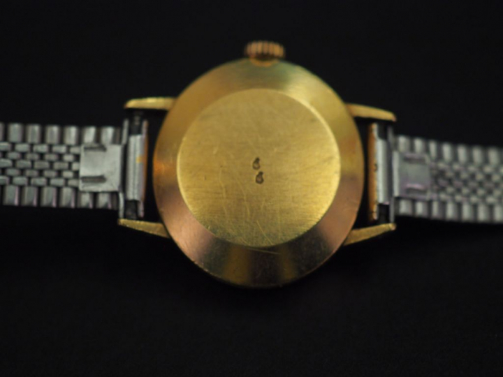 OMEGA Montre bracelet de dame, boitier en or jaune.  Cadran de forme o