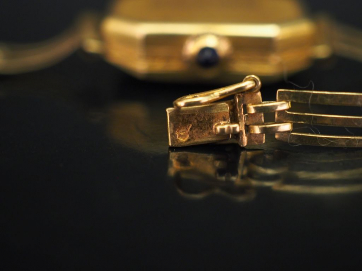 Bracelet montre, boitier et bracelet en or jaune. Cadran octogonal, à 