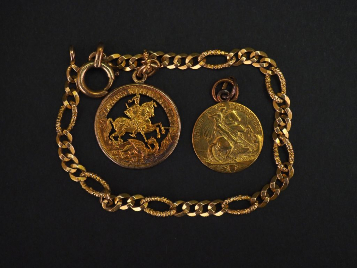 Bracelet souple en or jaune, à décor d'une médaille en or jaune figura