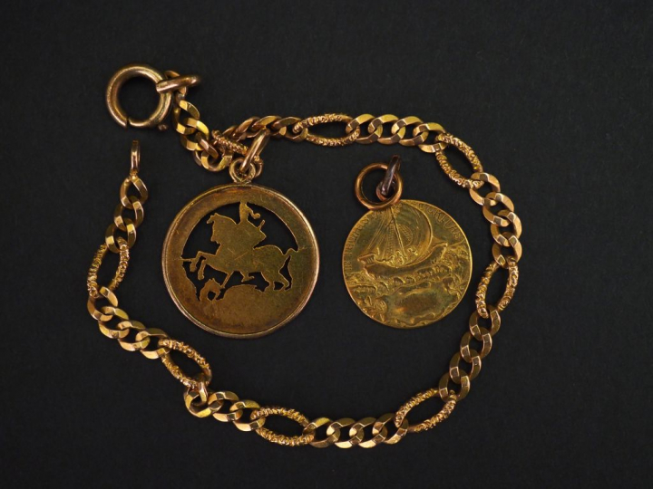 Bracelet souple en or jaune, à décor d'une médaille en or jaune figura
