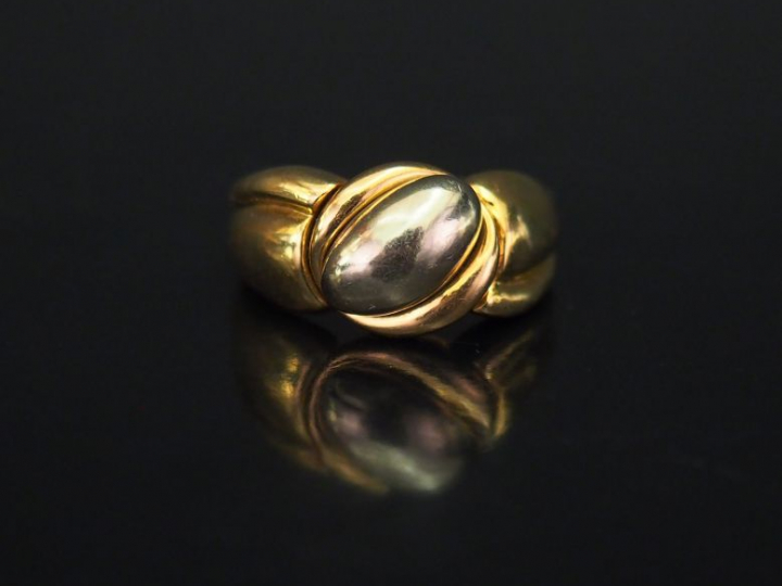 Bague en or jaune, à décor d’un cabochon en or blanc en son centre. TD