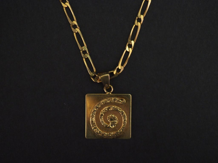 Chaine en or jaune, maille figaro, orné d’un pendentif carré à décor d