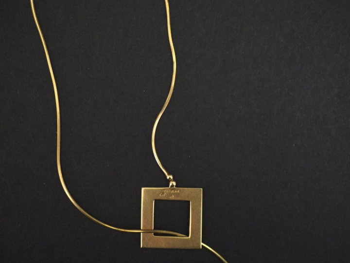 Collier cravate en or jaune, à décor de deux motifs géométriques, l’un