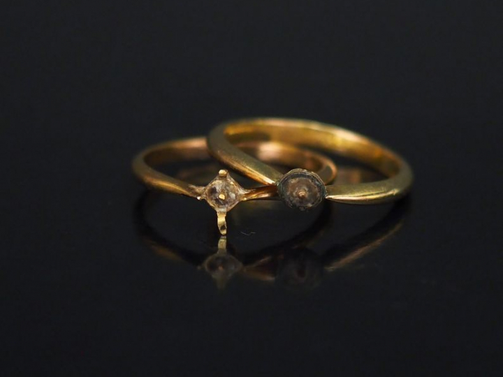 Monture de bague en or jaune. TDD. 52 1/2 Poids. 1,78 g On y joint une