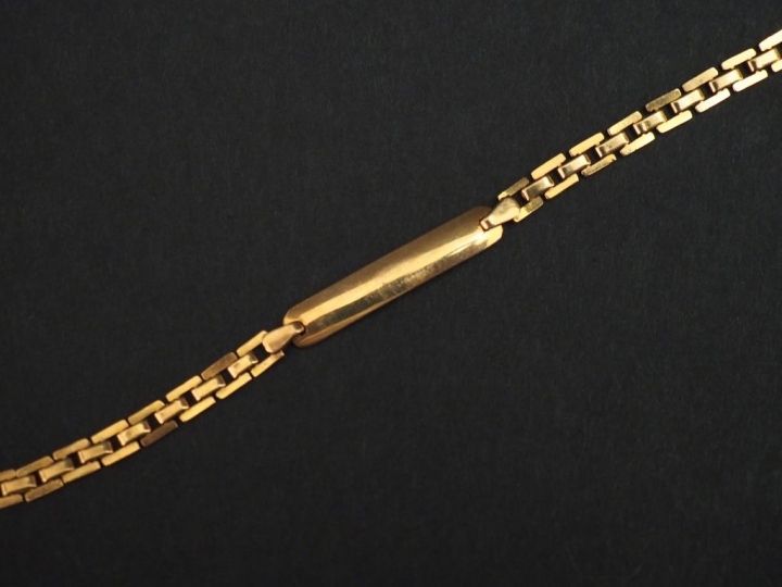 Gourmette de baptême en or jaune, maille plate articulée.  Long. 14 cm