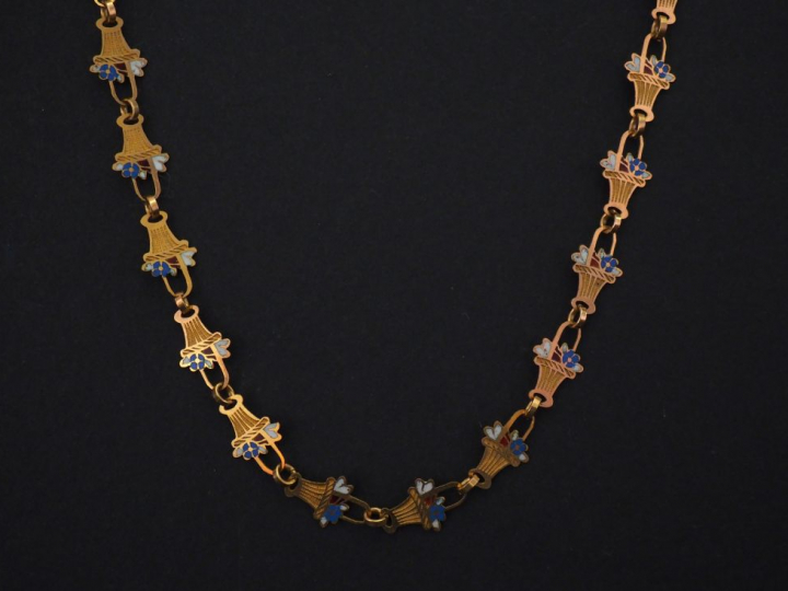 Collier en or jaune et émail polychrome, composé de maillons en forme 