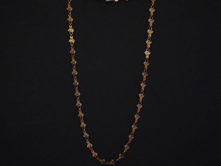 Collier en or jaune et émail polychrome, composé de maillons en forme 