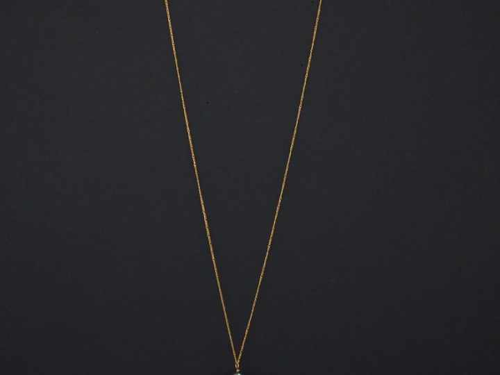 Chaine en or jaune, maille figaro. On y joint un pendentif orné d’une 