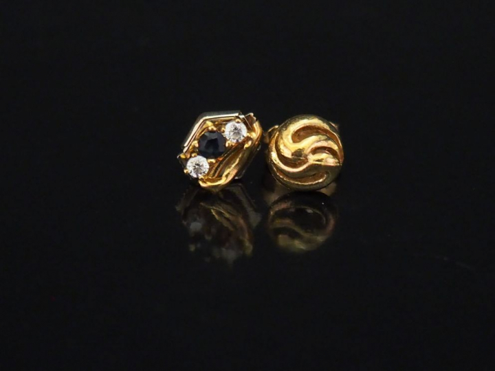 Ensemble comprenant :  - une puce d'oreille en or jaune, à décor ajour