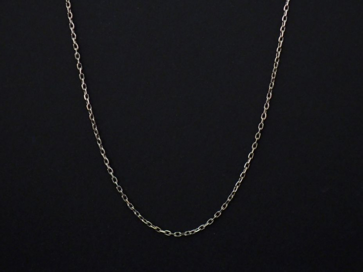 	Chaine en or blanc, maille forçat. Long. 40,5 cm Poids. 2,70 g