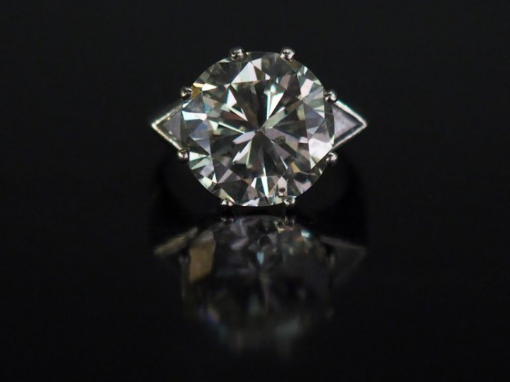 Bague en platine, sertie en son centre d'un diamant taille brillant de