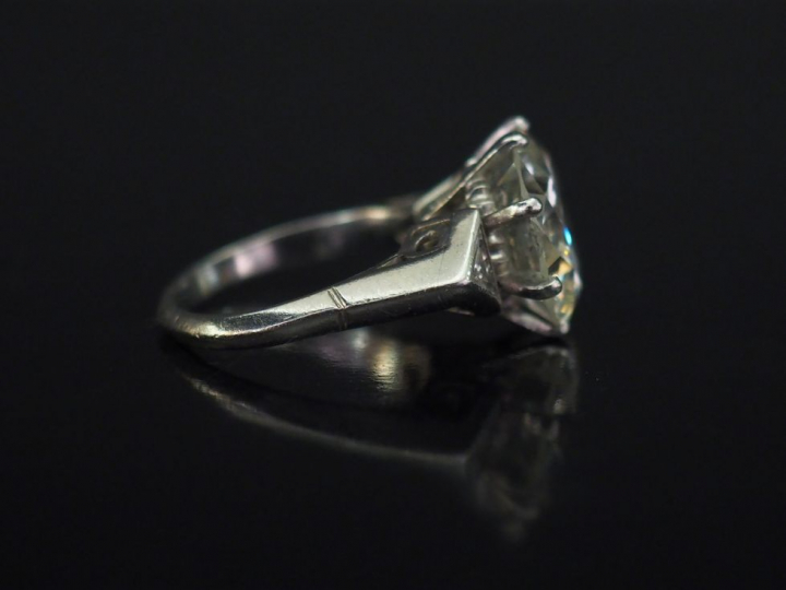 Bague en platine, sertie en son centre d'un diamant taille brillant de