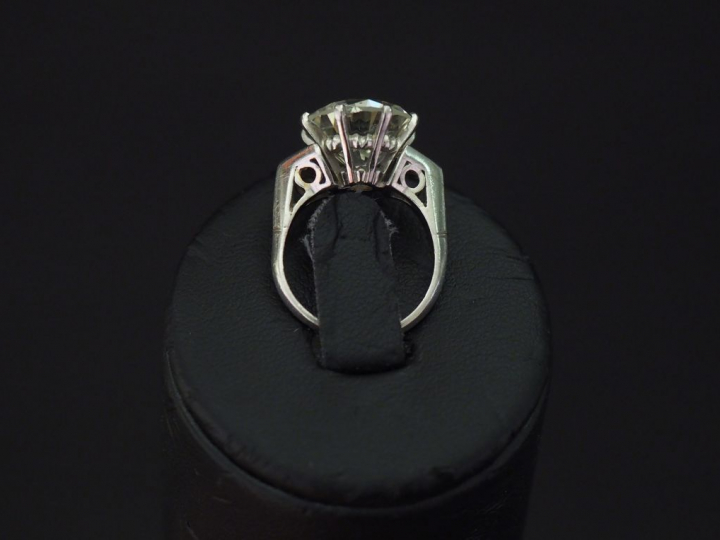 Bague en platine, sertie en son centre d'un diamant taille brillant de