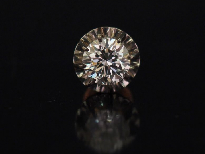 Perce-oreille en or jaune et or blanc, serti en son centre d'un diaman