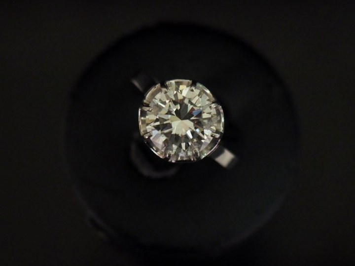 Bague solitaire en platine, sertie en son centre d'un diamant taille b