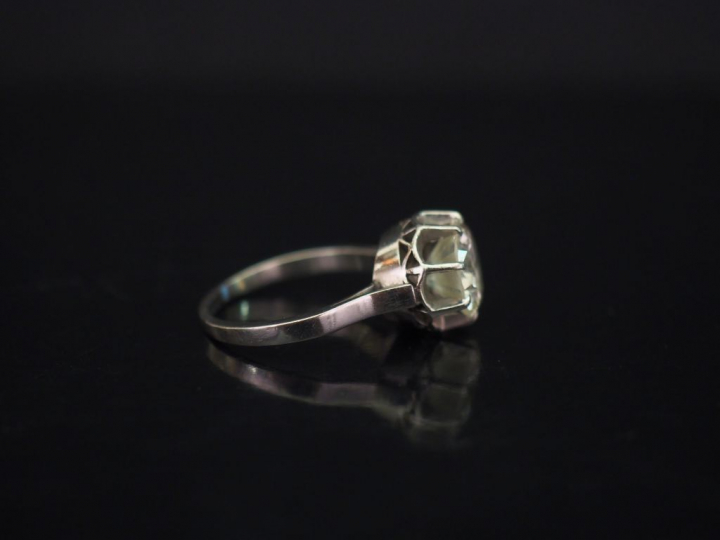 Bague solitaire en platine, sertie en son centre d'un diamant taille b