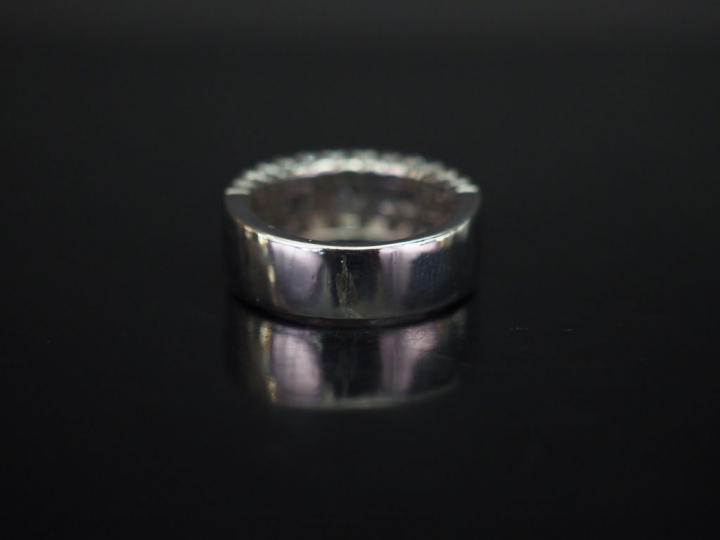 Bague en or blanc, sertie en son centre d'un diamant taille coussin en