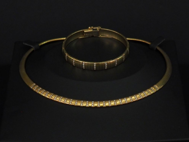 Demi-parure en or jaune, maille articulée, sertie de petits diamants. 
