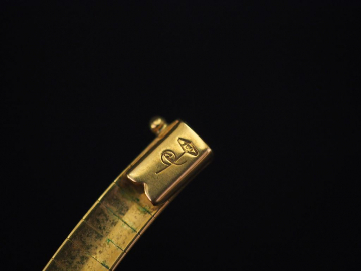 Demi-parure en or jaune, maille articulée, sertie de petits diamants. 