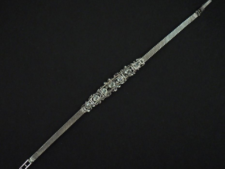 Bracelet en argent, maille plate à décor de motifs géométriques, et or
