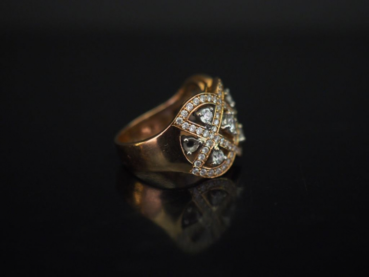 Bague bandeau en or jaune, à décor polylobé et ajouré et serti de diam