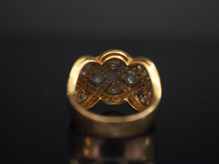 Bague bandeau en or jaune, à décor polylobé et ajouré et serti de diam