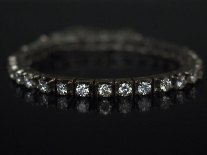 Bracelet souple en argent, serti de trente-deux petits diamants pesant