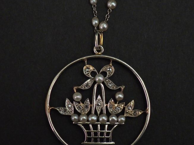 Chaine en or blanc agrémenté de perles blanches en chute, et pendentif
