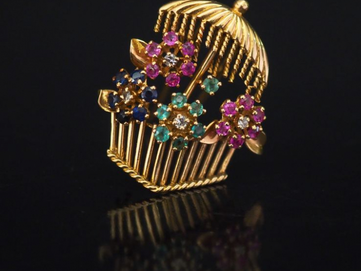 GAUCHERAND, Paris Broche en or jaune en forme de panier fleuri agrémen