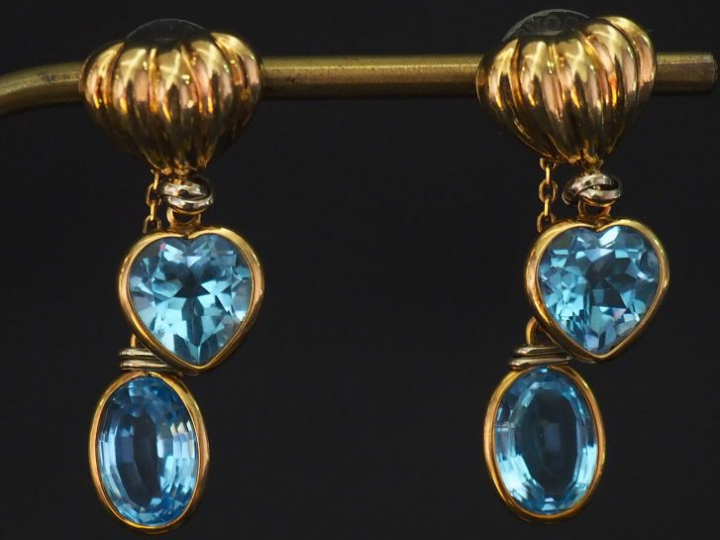 	LE GI Paire de perce-oreilles en or jaune, à décor de godrons, d’un q