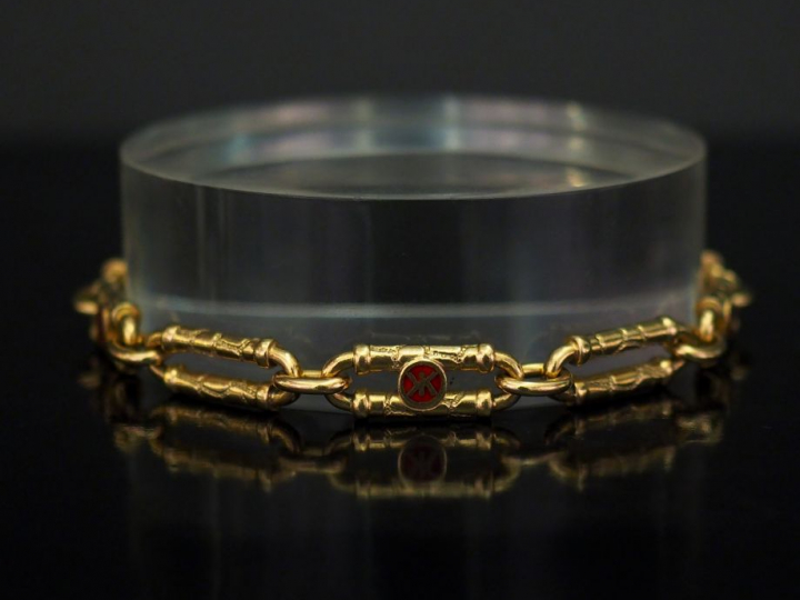 KORLOFF Bracelet articulé en or jaune et émail rouge et vert, composé 