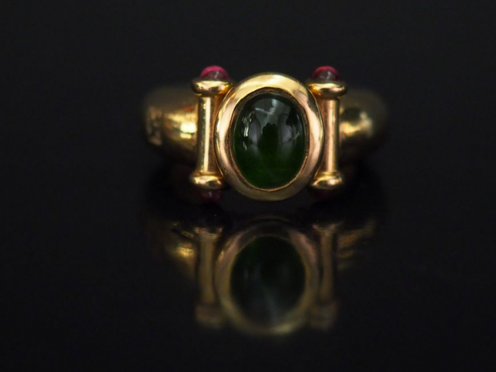 KORLOFF.  Bague en or jaune, sertie en son centre d'une pierre verte c