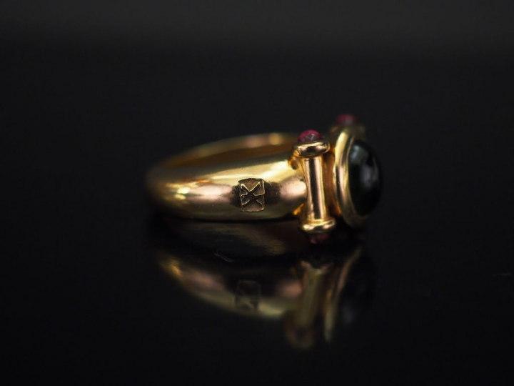 KORLOFF.  Bague en or jaune, sertie en son centre d'une pierre verte c