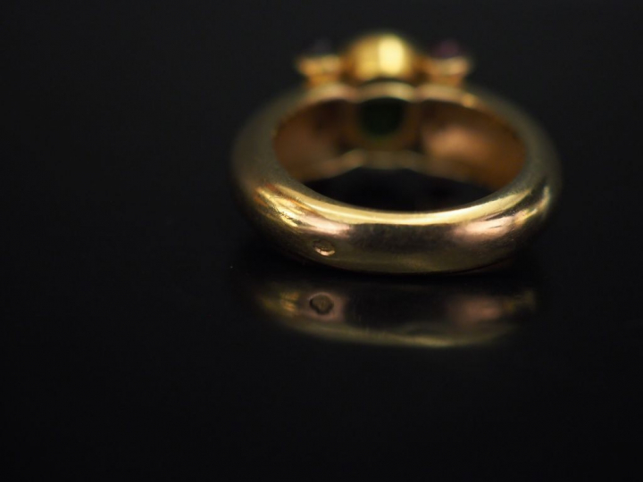 KORLOFF.  Bague en or jaune, sertie en son centre d'une pierre verte c