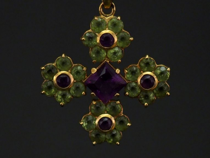 	CRISO Pendentif en forme de croix en or jaune, serti de pierres de co