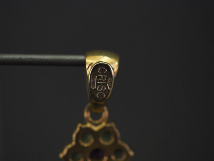 	CRISO Pendentif en forme de croix en or jaune, serti de pierres de co