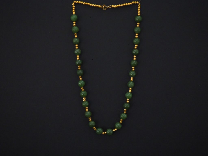 Collier en or jaune, composé de perles en or jaune et perles de jade. 