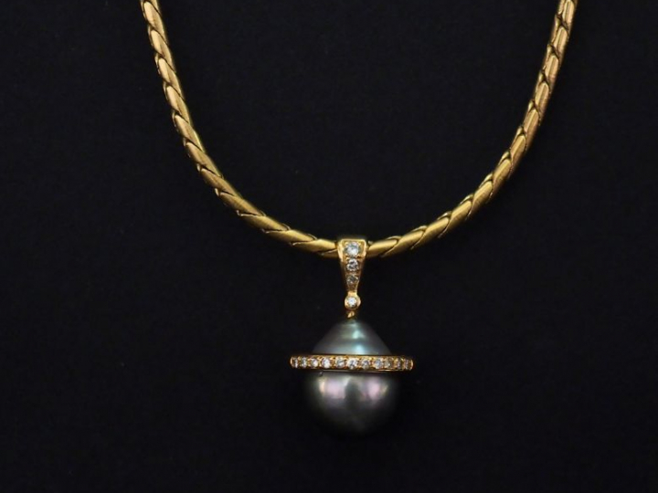 	Collier souple en or jaune, maille ronde, orné d’un pendentif en or j