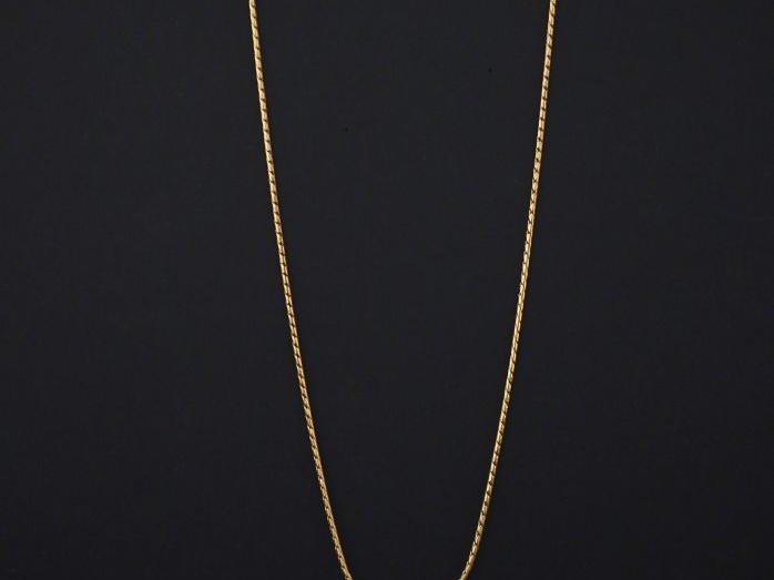 	Collier souple en or jaune, maille ronde, orné d’un pendentif en or j