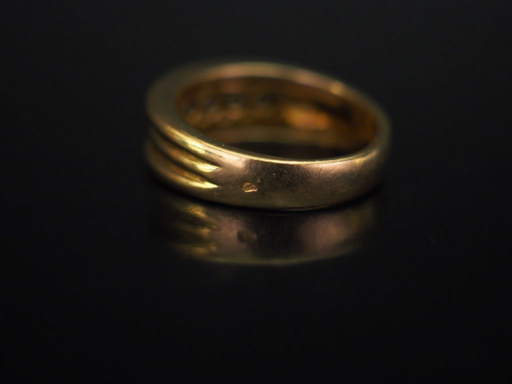 	Bague jonc en or jaune, sertie d’une ligne de cinq petits diamants. T