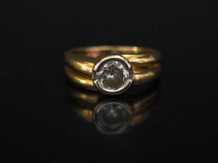 	Bague en or jaune, sertie en son centre d’un diamant de 0,5 ct enviro
