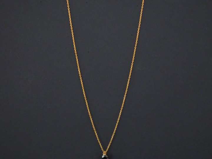 Chaine en or jaune, maille forçat, et son pendentif en or jaune serti 