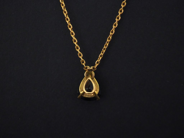 Chaine en or jaune, maille forçat, et son pendentif en or jaune serti 