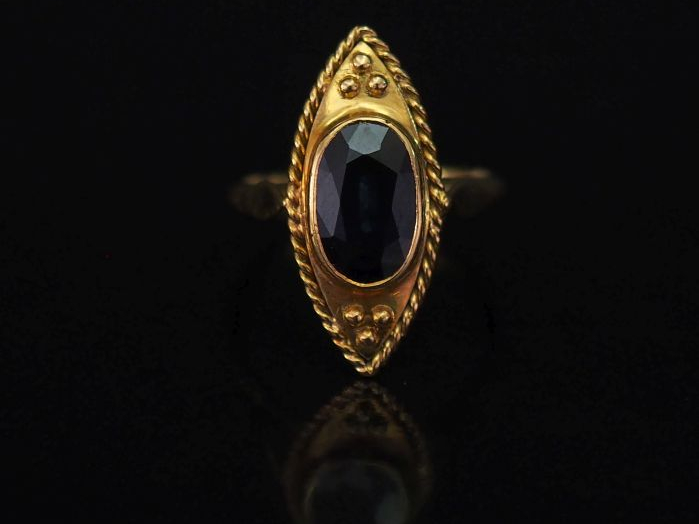 Bague de forme marquise en or jaune, sertie en son centre d’un saphir.